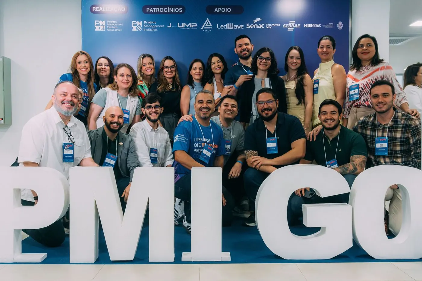 Comunidade reunida diante das letras PMI GO no 19º SGPL