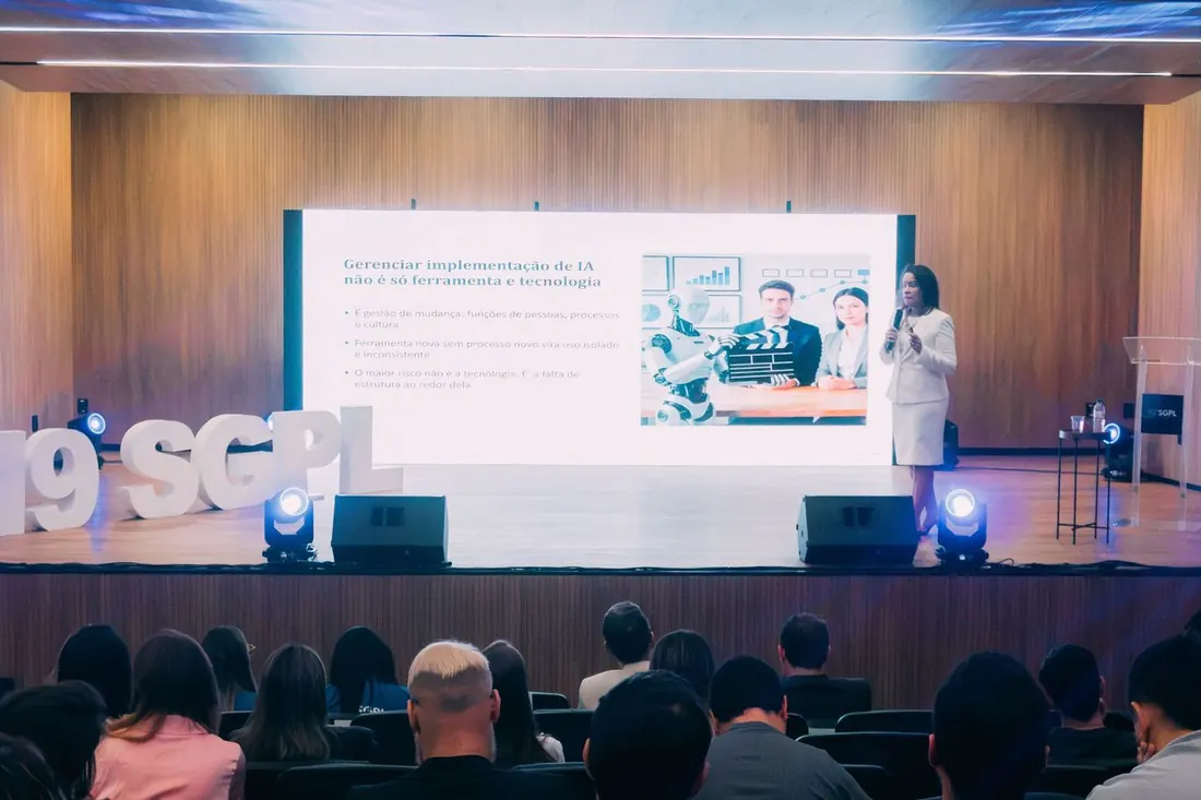 Auditório do 19º SGPL, com o palco e o telão (2026).
