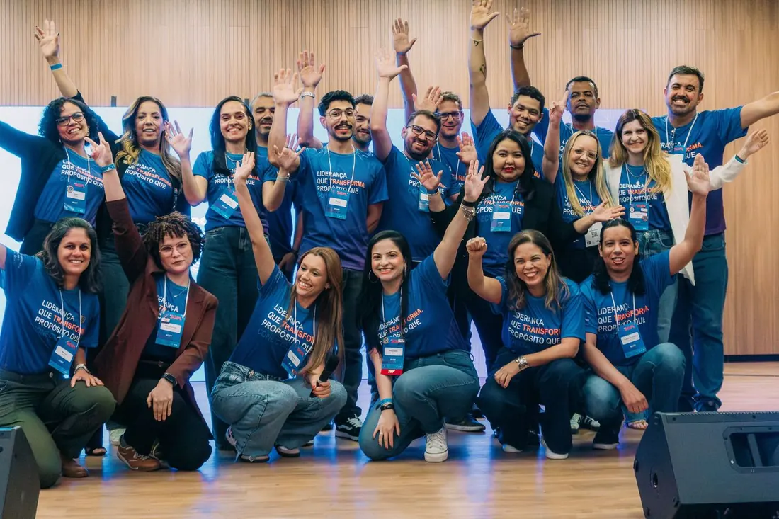 Grupo com a camiseta do 19º SGPL comemorando no palco (2026).