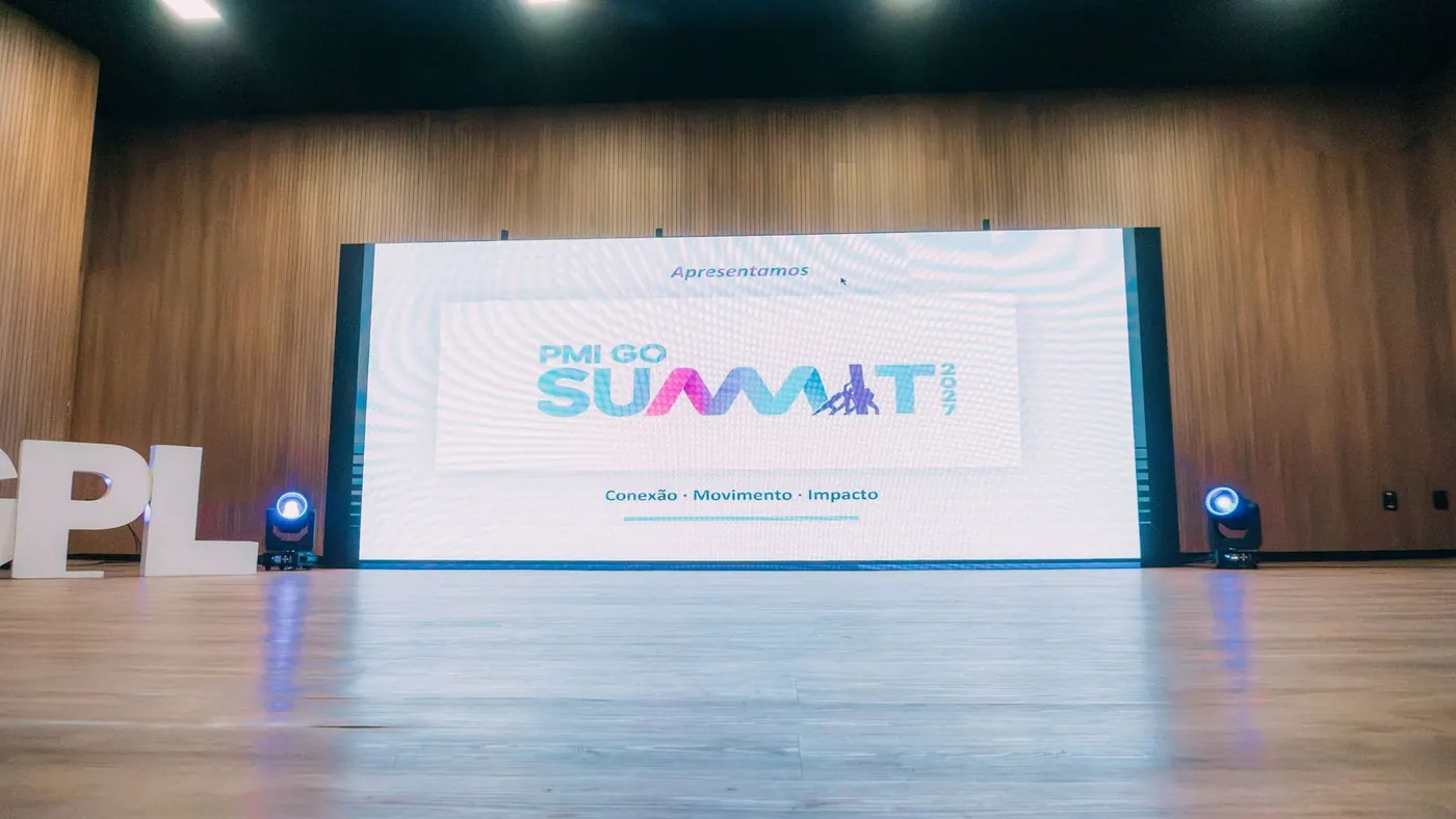 O PMI GO Summit 2027 no telão do auditório do 19º SGPL
